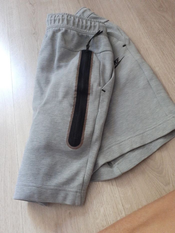 Short Nike Tech Fleece gris - photo numéro 3