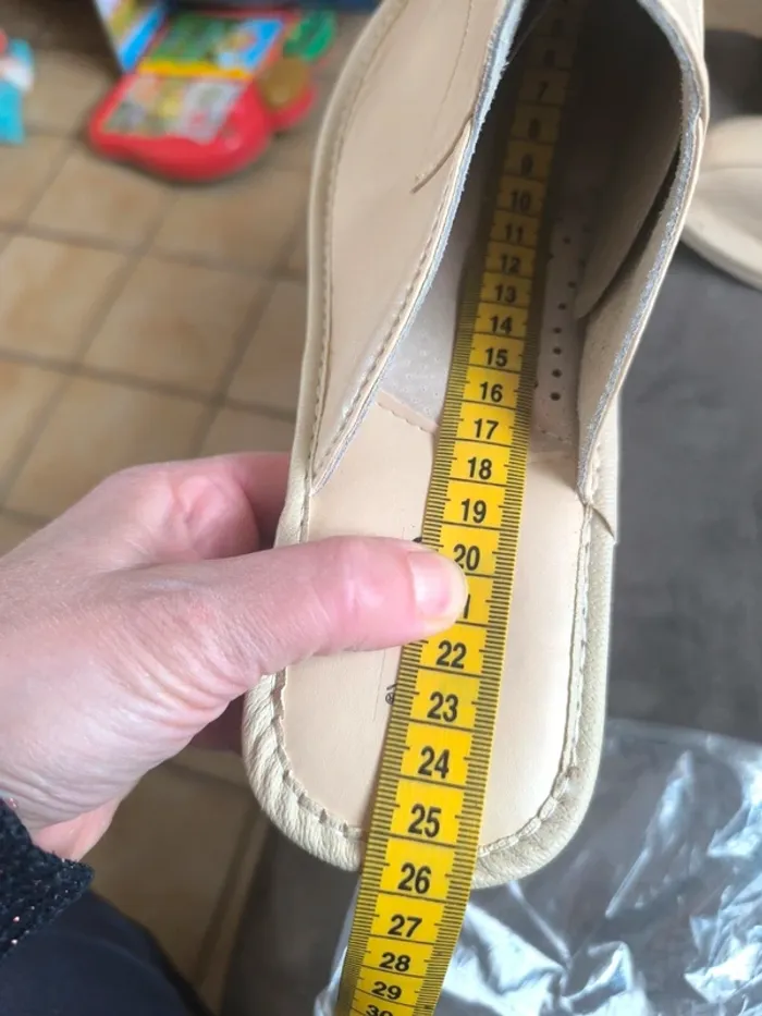Jolies pantoufles en cuir beige - photo numéro 10