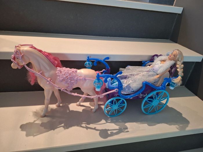 Calèche + barbie reine des neiges