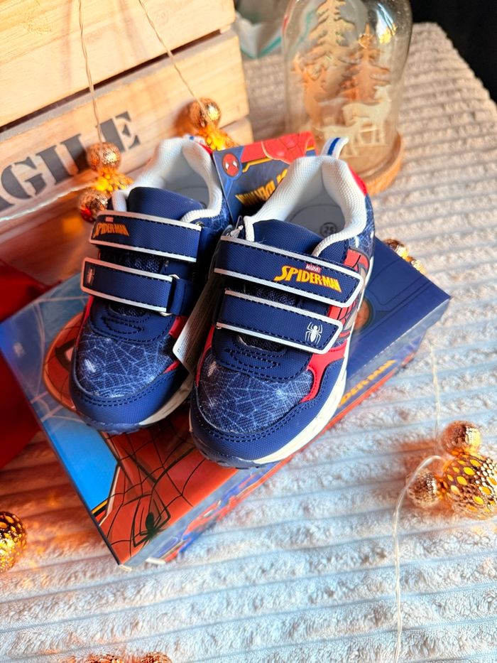 Basket Spiderman lumineuse  figurine - photo numéro 7