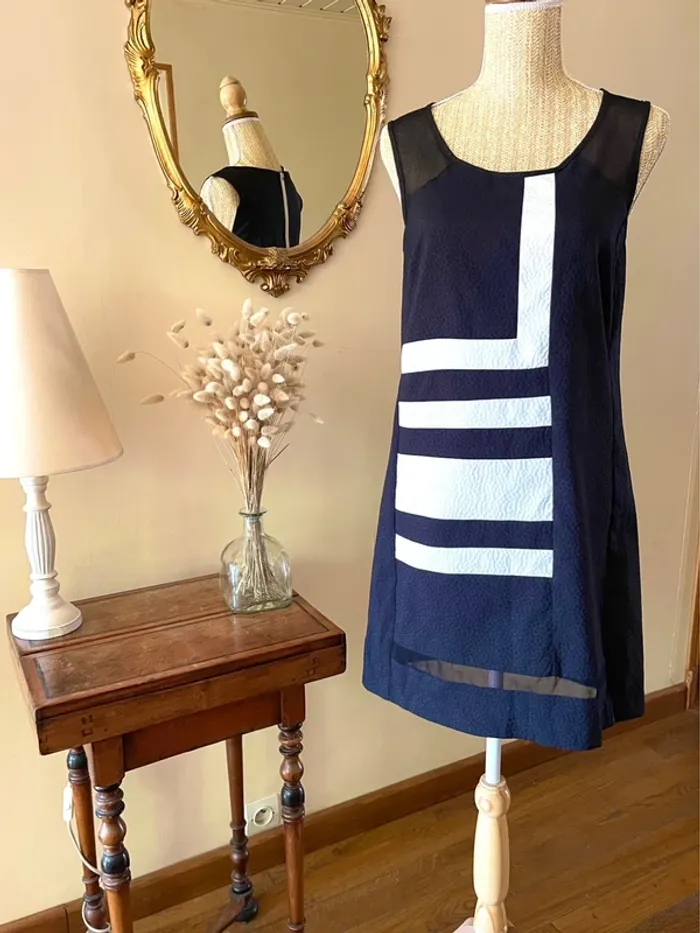 Robe Style Art Déco Neuve avec Détails en Tulle – Miss Captain – Taille M - photo numéro 3