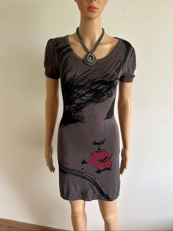 Robe pull grise à manches courtes Voyelles taille unique jamais portée