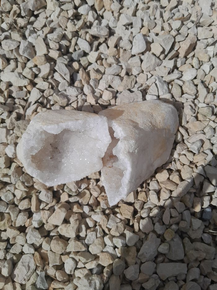 Géode de quartz entière