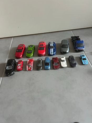 Lot de 15 petites voitures 