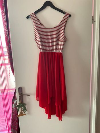 Robe rouge et à rayures blanches, asymétrique