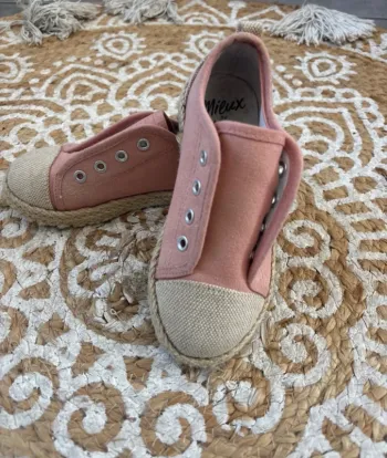 Jolie paire de baskets en toile
