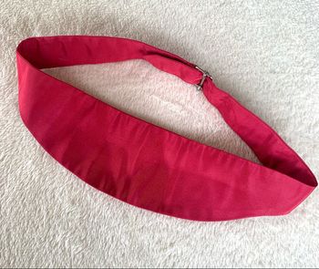 Ceinture en tissus enfant couleur rouge bordeaux.