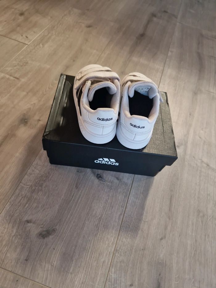Basket Adidas taille 24 - photo numéro 3