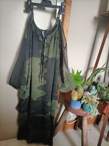 Robe verte et noir à volants et épaules dénudées