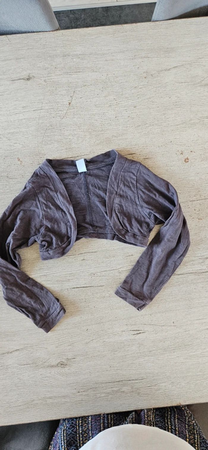 Gilet court à manches longues, gris foncé, Zara, taille 5/6 ans, bon état - photo numéro 4