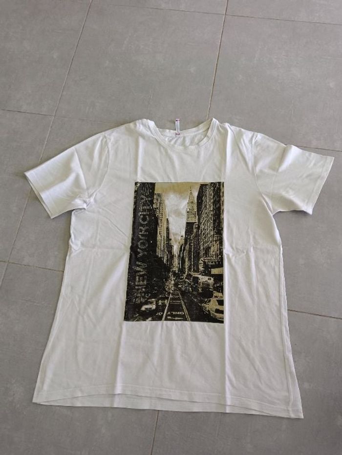 Tee shirt petit trou photo ci-jointe