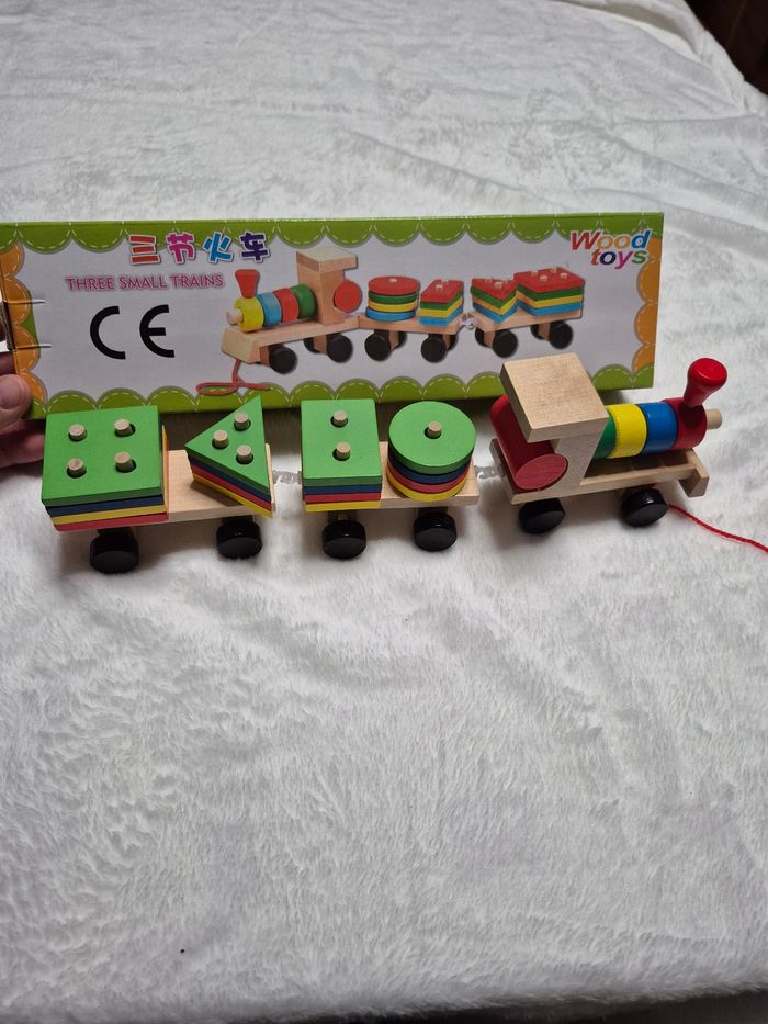 Petit train en bois neuf trieur de formes
