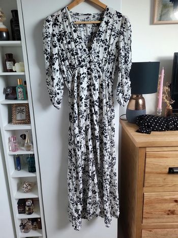Robe à fleurs noire et blanche