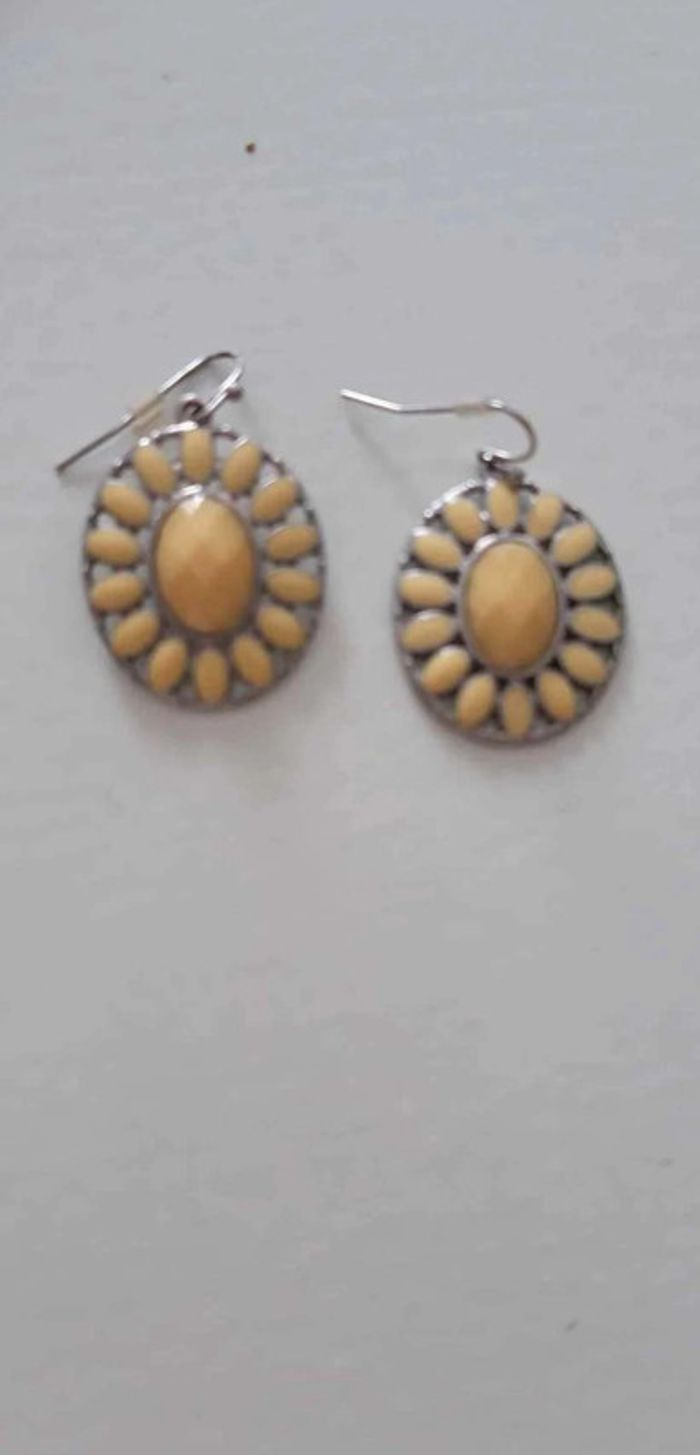Boucle  d'oreille originale jaune et argent - photo numéro 2