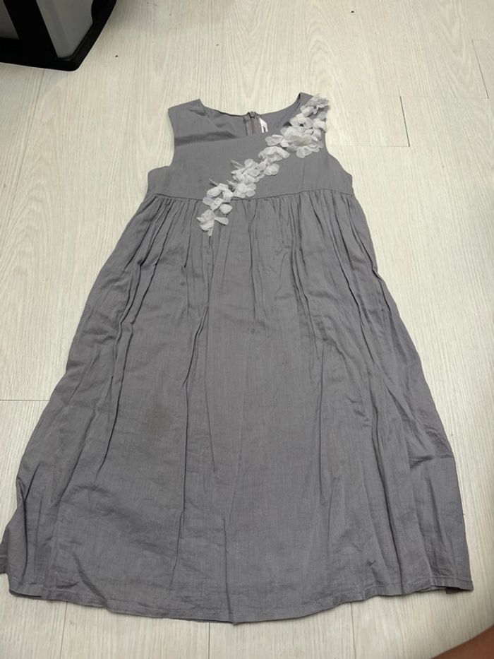 Robe légère grise avec fleurs blanches, trois pommes, 10 ans
