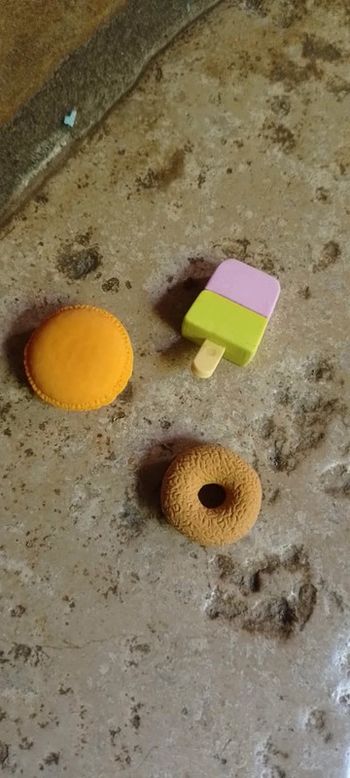 Petites gommes colorées