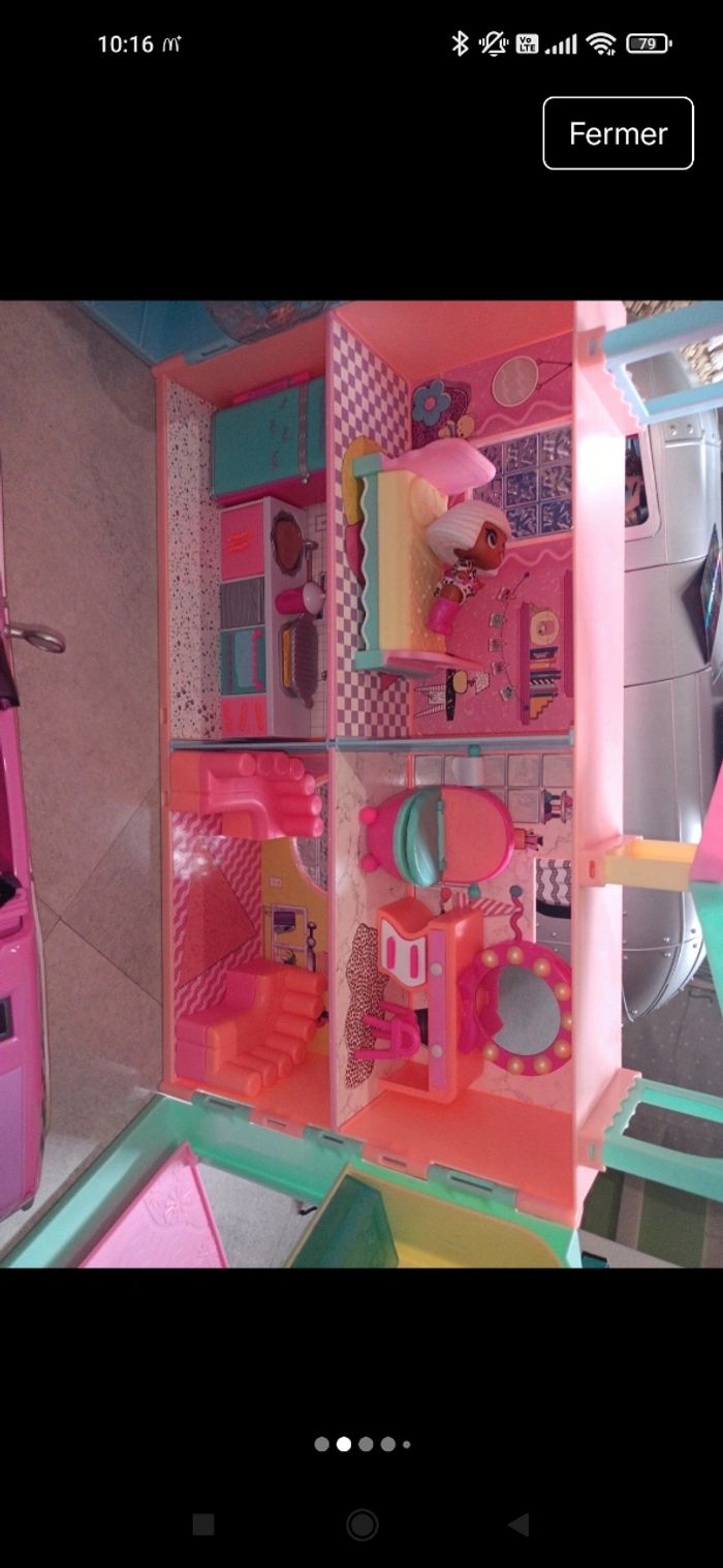 Maison + voiture + poupées et accessoires - photo numéro 2