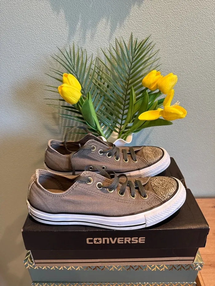 Jolies baskets basses effet craquelé femme