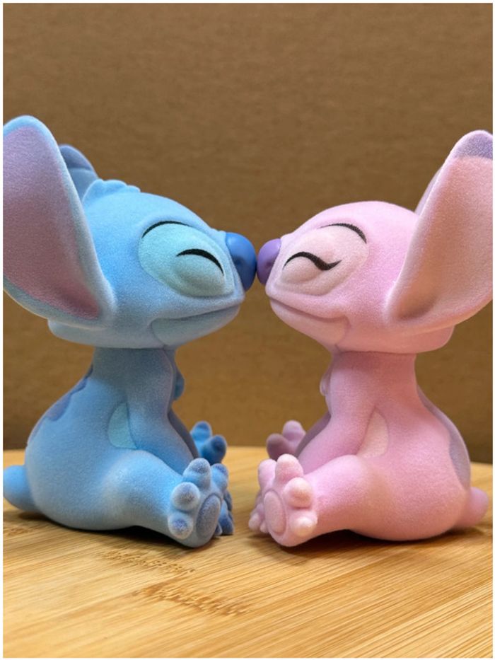 Figurines Floquées Bisous Stitch et Angel – Disney Grand Jester Officielles