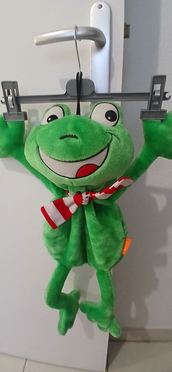 Une grande peluche grenouille range pyjamas