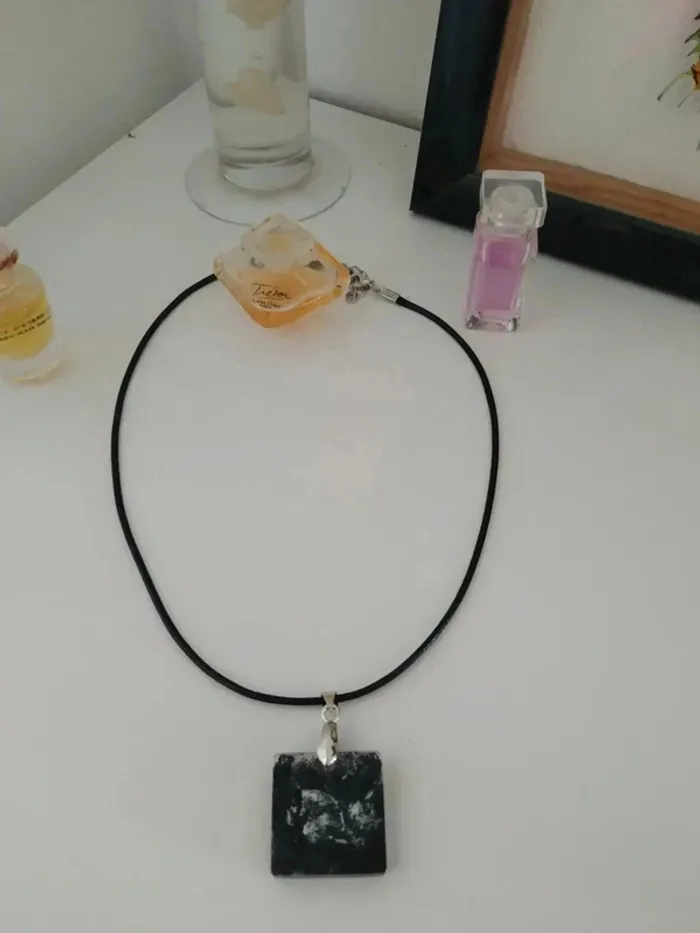Collier pendentif noir