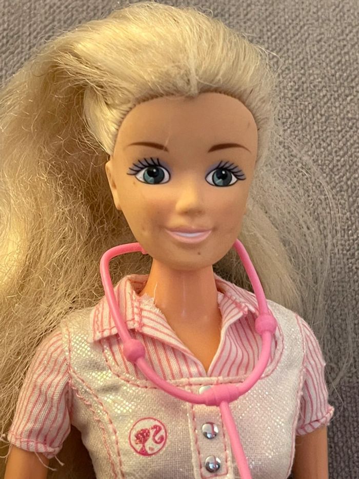 poupée Barbie infirmière - photo numéro 4