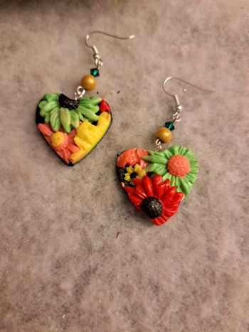 Boucles d'oreilles pendante cœur multicolore pâte polymere