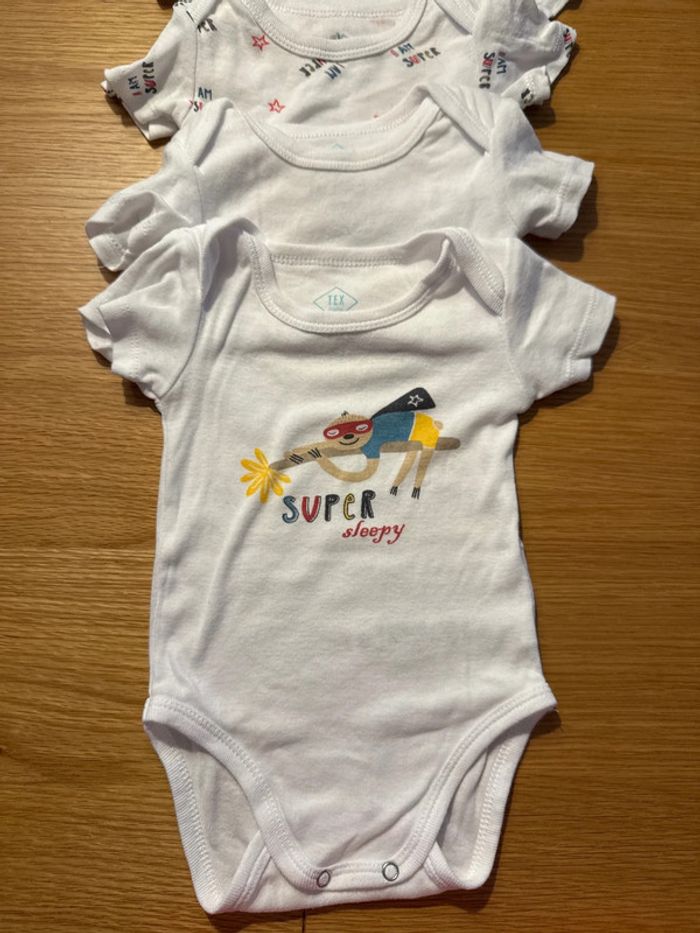 Lot 4 bodies manches courtes 6 mois comme neuf - photo numéro 2