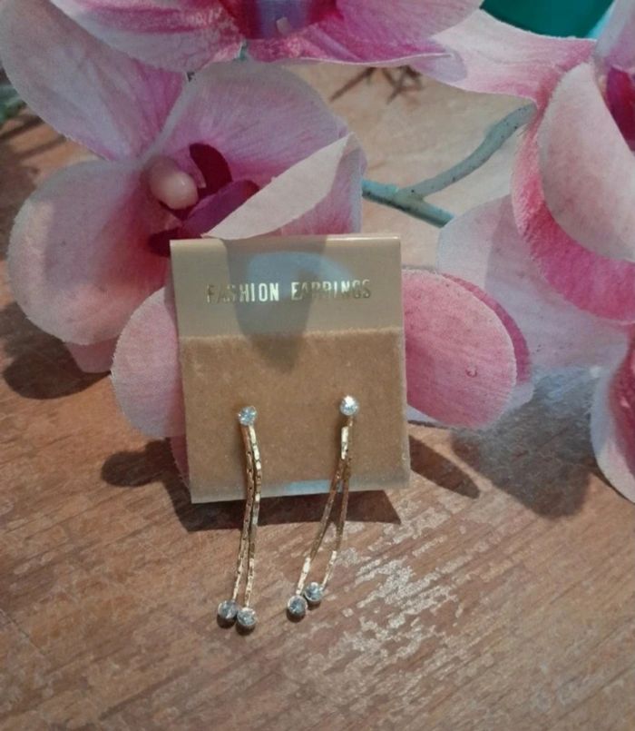 Boucle d'oreilles doré tombante avec diamants