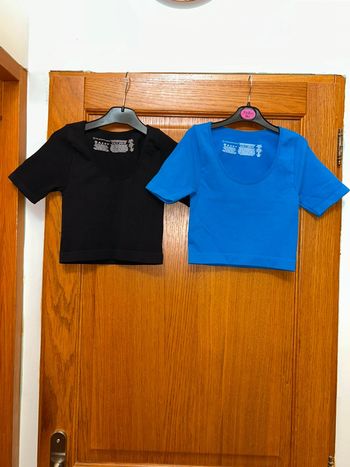 2 t-shirts courts