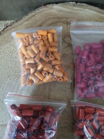 Lot de 30gramme de perles en bois tubes orange rose rouge