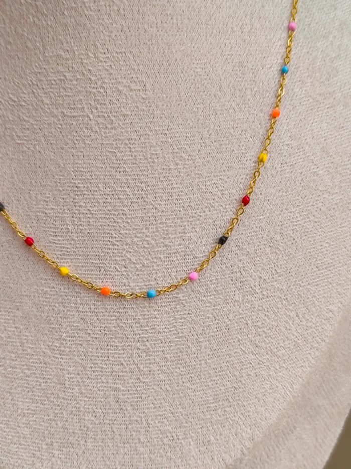 Collier doré avec perles rondes multicolores - photo numéro 3