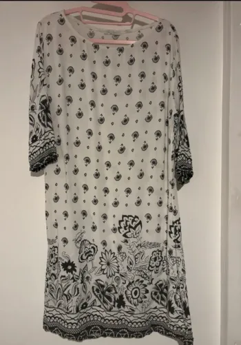 Robe blanche à motifs noirs – made in Italy