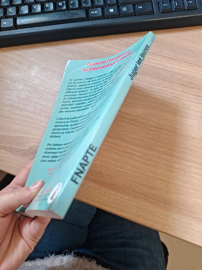 Livre juger les jeunes - photo numéro 3