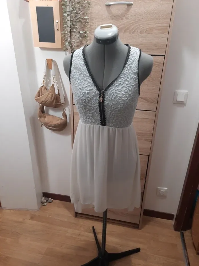 Jolie robe d'été avec dentelle - photo numéro 2