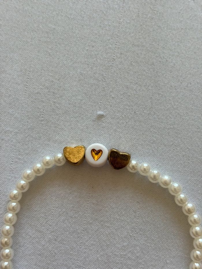 Bracelet de perles blanches forme cœur doré fait à la main - photo numéro 2