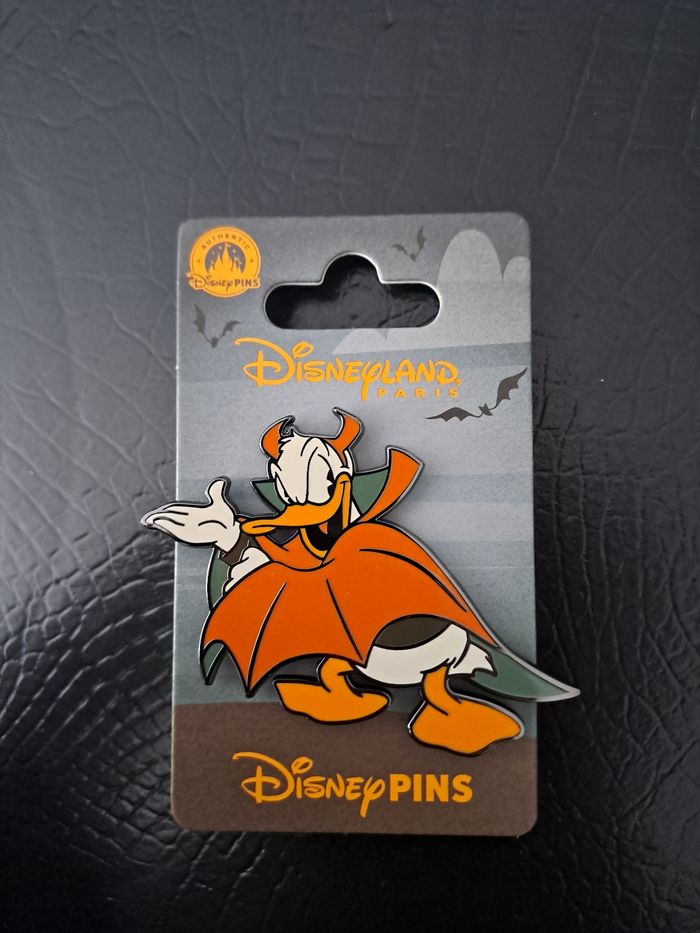 Pin's disney Donald Halloween
