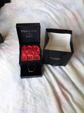 Coffret rose et collier neuf