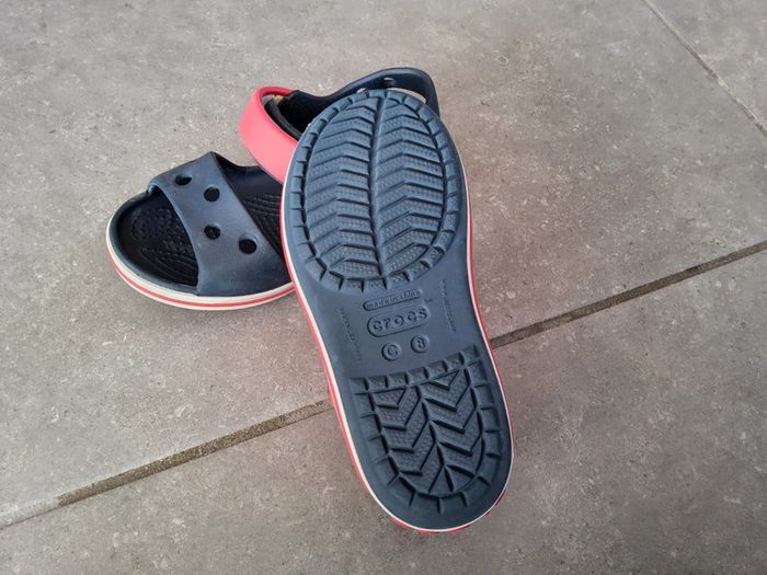 Sandales Crocs rouge et bleu marine C8 (24-25) - photo numéro 6