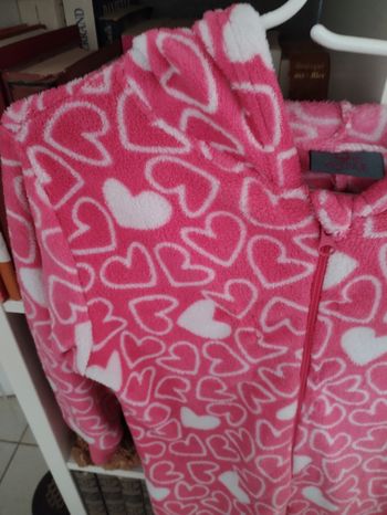 Combinaison pyjamas polaire motifs coeurs 9/10 ans en très bon état