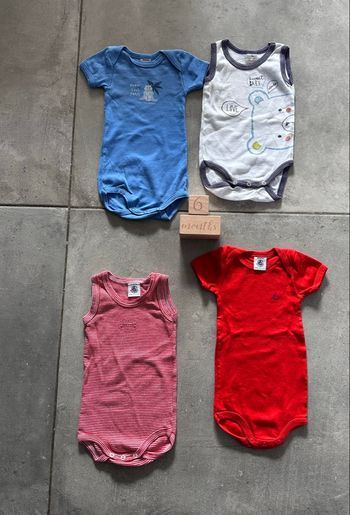 Lot de 4 bodys manches courtes petit bateau taille 6 mois très bon état