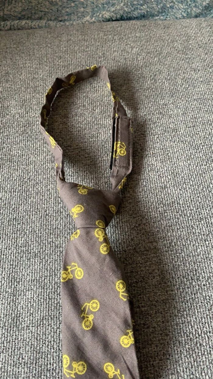 Cravate vélo enfant ~3 ans fermeture à scratch velcro - photo numéro 2