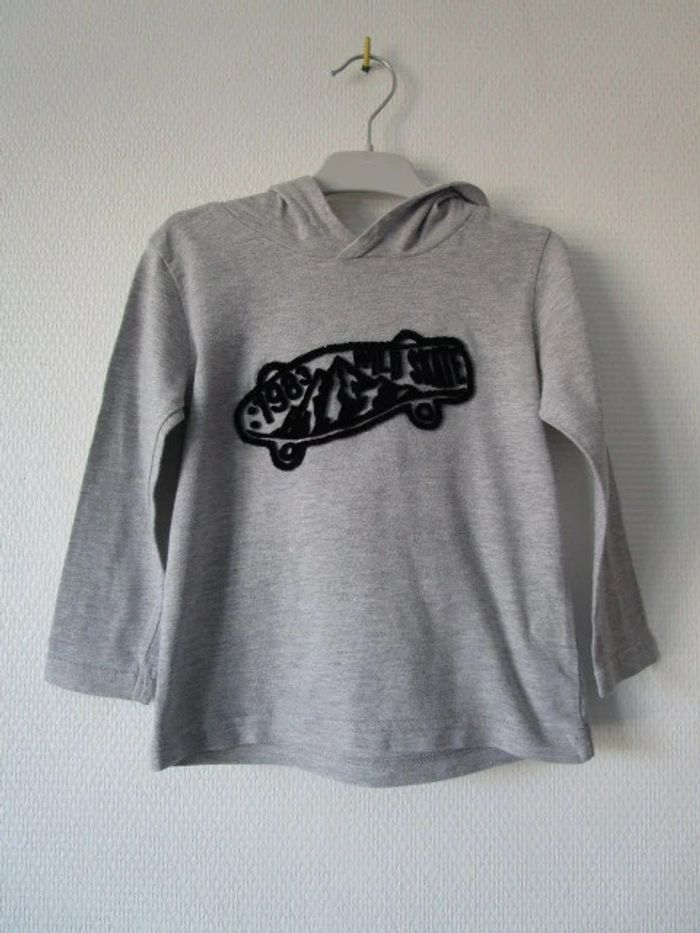 T-shirt gris à capuche TAO 3 ans TBE - photo numéro 2
