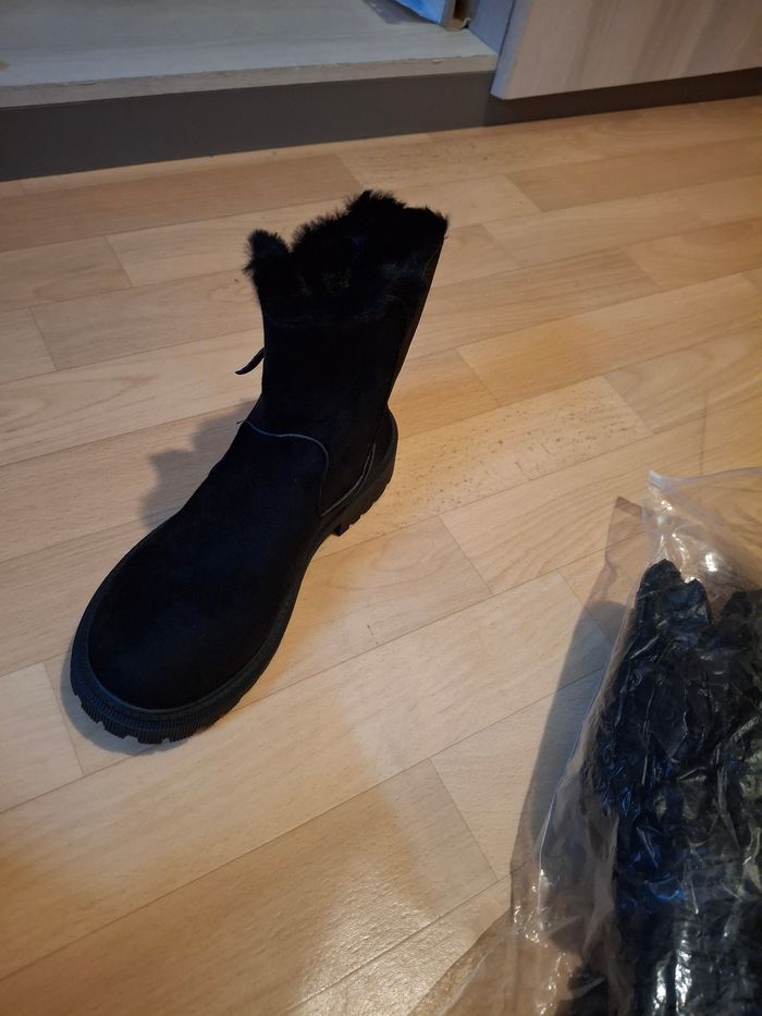 Bottine noir fourré a l'intérieur  pointure petit 38 - photo numéro 2