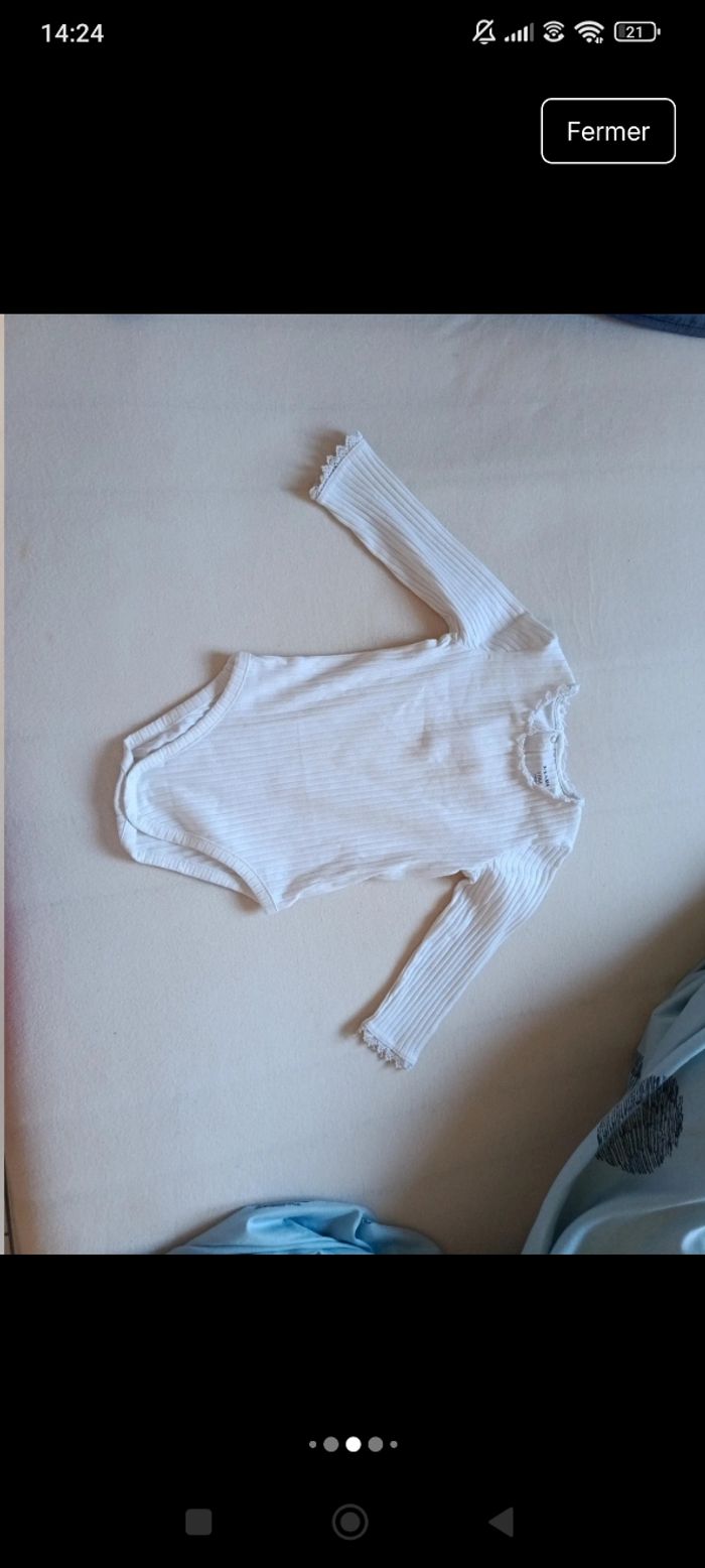 Lot bodys blancs Kiabi 24 mois - photo numéro 5