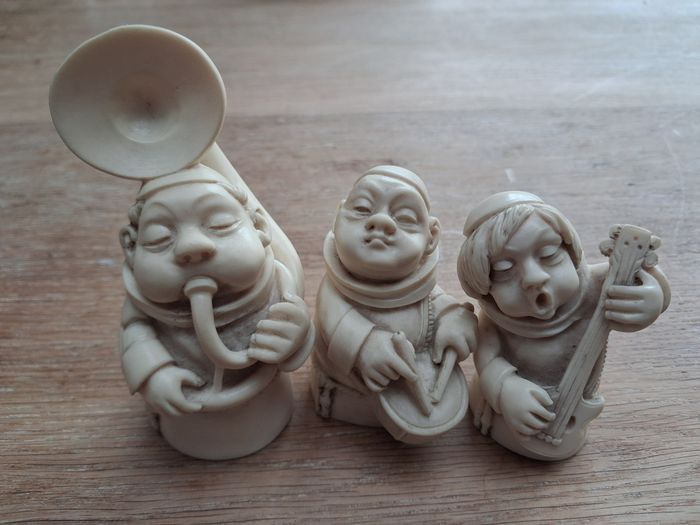 Bustes en albâtre, moines et instruments de musique