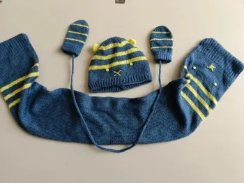 Ensemble chaud chat écharpe bonnet gant cordon bleu jaune orchestra naissance