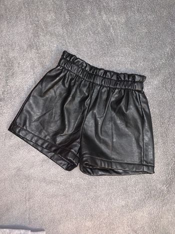 Joli short similicuir (taille 7/8 ans)
