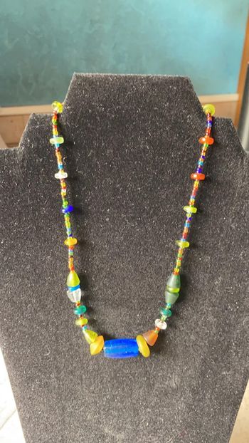 Collier fantaisie multicolore de perles