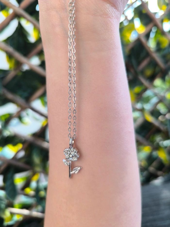 Collier rose , argent , acier inoxydable, neuf , idée cadeau